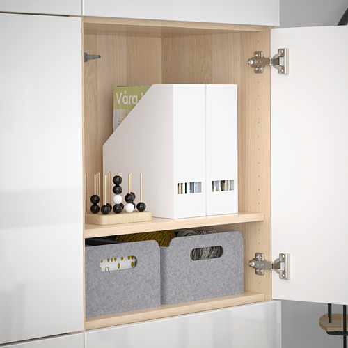 Estantería de madera con compartimentos ajustables y bisagras de cierre suave, cajas de almacenamiento y artículos de decoración.