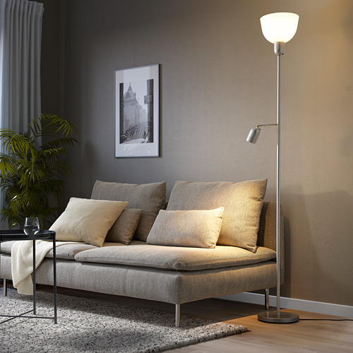 Lámpara de pie HEKTOGRAM gris con luz orientable junto al sofá