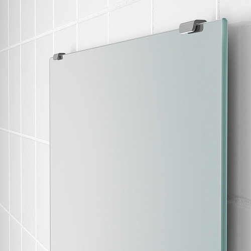 Baño moderno con espejo ajustable sin marco.