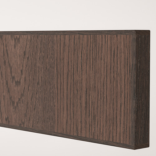 Puerta de armario en tono madera oscura con chapa de roble, con bordes de madera maciza y textura de grano fino.