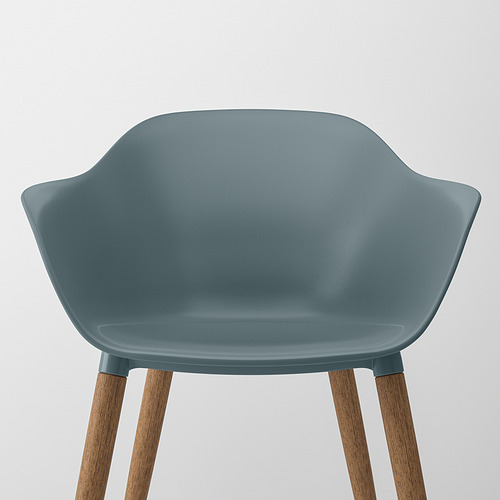 Silla de plástico azul con patas de madera. Diseño moderno, construcción robusta.