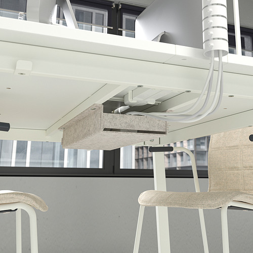 Reposapiés debajo del escritorio unido a una mesa alta con taburete ajustable; Gestión de cables visible.