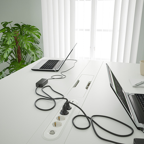 Escritorio de oficina minimalista con tomas de corriente y cables incorporados. Ideal para reuniones, incluye reposapiés para mayor comodidad.