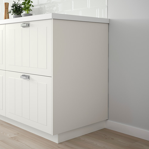 Mueble de cocina blanco con ranuras y panel vertical, pintura acrílica y tablero de fibra, ambiente minimalista.