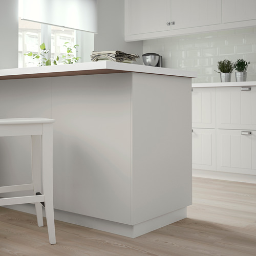 Cocina moderna blanca con panel de cubierta STENSUND. Encimera gris, suelo de madera. Diseño limpio y minimalista.