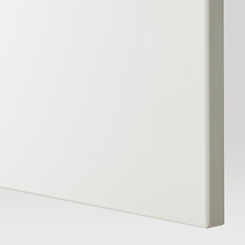 Puerta de armario de panel plano blanco en perfectas condiciones, con bordes lisos y uniformes, que reflejan la artesanía de calidad.