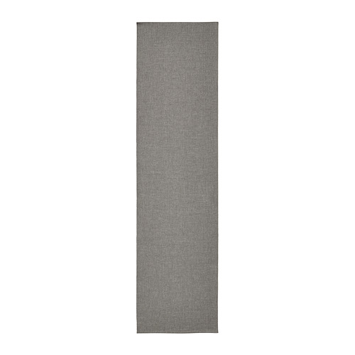 Un camino de mesa rectangular gris llamado SVARTSENAP. Está confeccionada en 100% algodón, con un diseño sencillo y elegante.