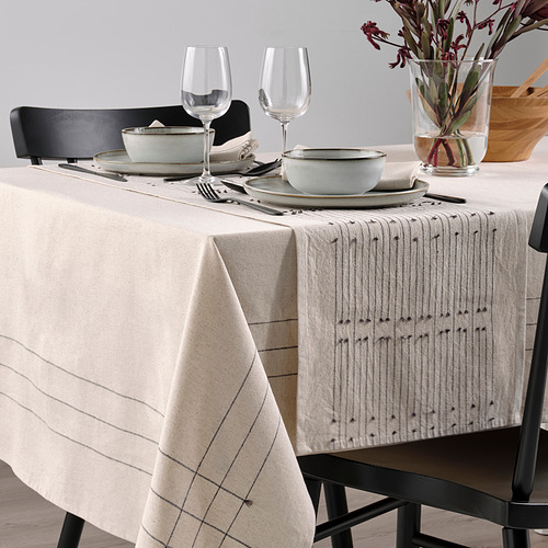 Juego de mesa con camino VÅRARV beige, platos, cuencos, vasos, cubiertos, sillas.