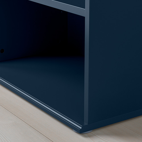 Mueble azul oscuro sobre suelo de madera. Superficie duradera y fácil de limpiar. Pies ajustables para mayor estabilidad.