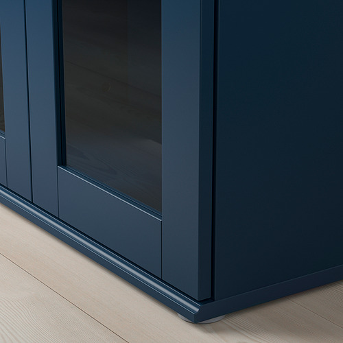 Mueble azul con puerta de cristal.