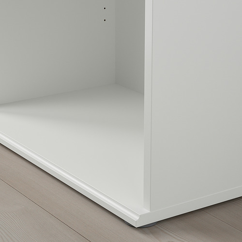 Moderno mueble blanco con superficie lisa y base en ángulo. Diseño limpio y minimalista.