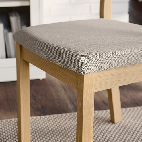 Silla moderna de madera con cómodo asiento de tela lavable. Elegante y duradero para una cena elegante.