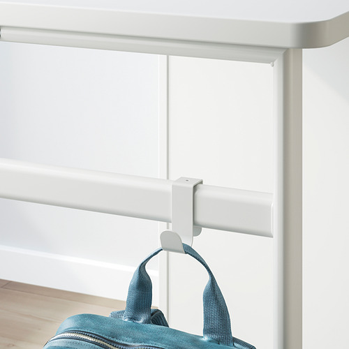 Escritorio blanco con ganchos, con bolsa azul que muestra un práctico almacenamiento y accesorio de fijación.
