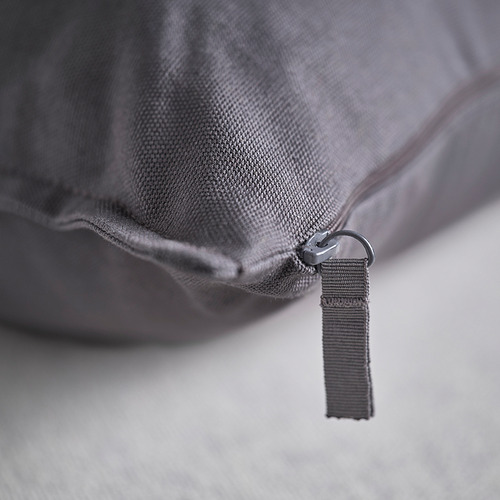 Detalle de cremallera en funda de cojín de tela gris; Primer plano de material de algodón reciclado.