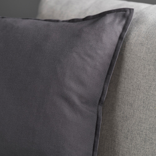 Primer plano de tela suave, funda de cojín gris, probablemente hecha de algodón reciclado.
