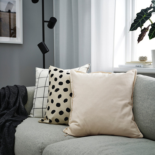 Almohadas de tonos neutros sobre sofá gris; Patrones GURLI, puntos negros y cuadrícula, tostado sólido. Grande.