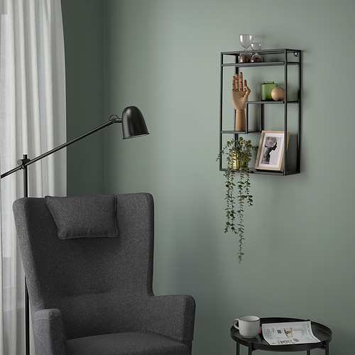 Acogedor rincón de lectura con estantería LINDÅSEN, libros, plantas, lámpara y taza.