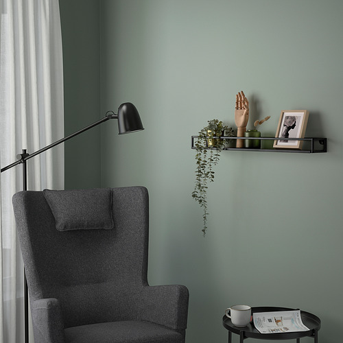 Pequeña estantería LINDÅSEN contiene plantas, decoración por una acogedora silla gris.
