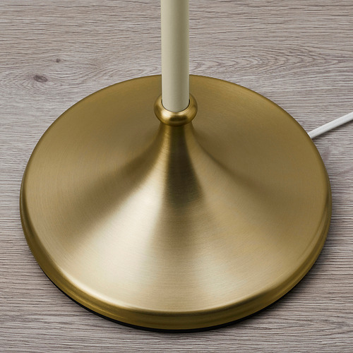 Base de lámpara dorada sobre superficie de madera, diseño alcanzable y elegante.