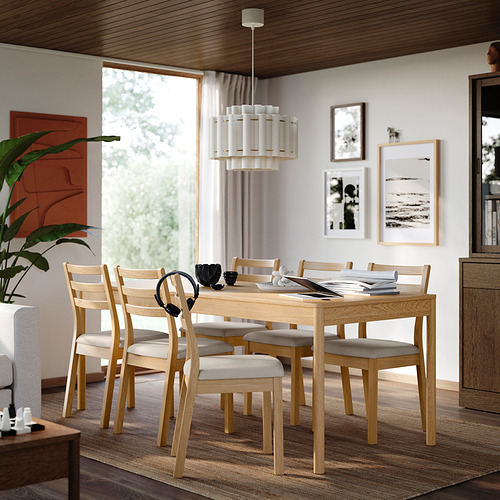 TONSTAD mesa de comedor de roble, 6 sillas con cojines beige, habitación luminosa, gran ventanal, arte, lámpara de araña