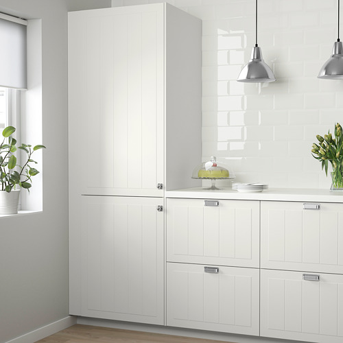 Elegantes armarios STENSUND blancos, altos y anchos, diseño elegante con paneles ranurados, encimera a juego, aspecto campestre moderno.