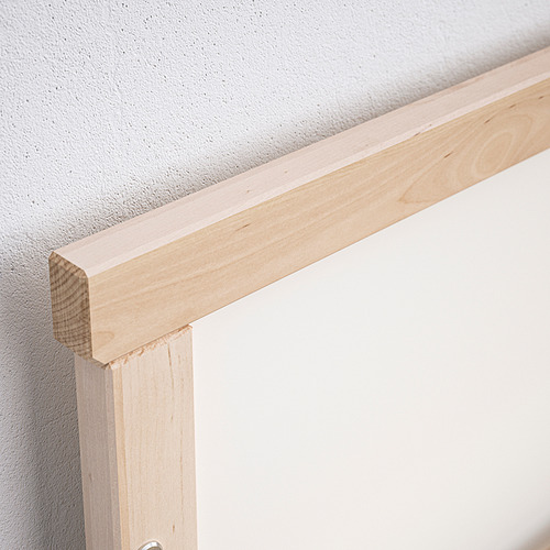 Primer plano de la esquina de la estructura de la cama de madera bien elaborada, que muestra robustas juntas de haya.