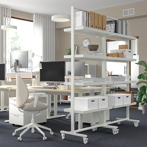 MITTZON, estantería de metal blanco con múltiples estantes, más grande que una silla de oficina, divide el espacio de trabajo.
