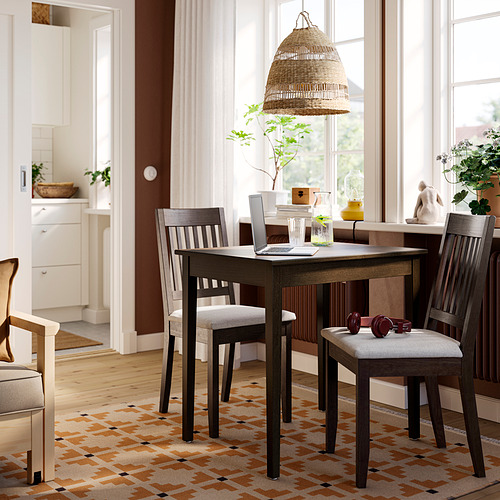 Acogedora configuración de comedor con mesa NÄSINGE, sillas, luz de mimbre, cerca de la ventana.