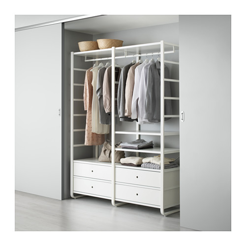 Sistema de almacenaje ELVARLI con estantes y rieles para colgar, que organiza la ropa de forma ordenada en un diseño minimalista.