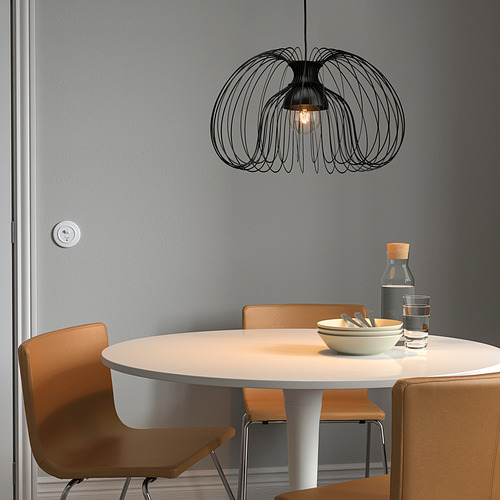 Comedor moderno con mesa redonda de madera, sillas naranjas y lámpara KALLFRONT.