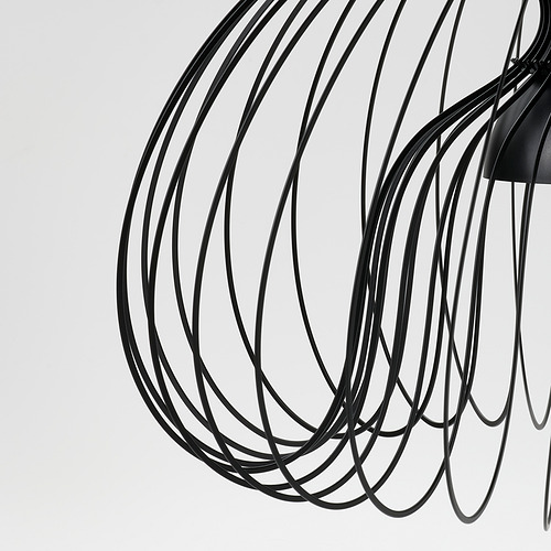 Lámpara colgante moderna de color negro con intrincados hilos metálicos curvos que forman una pantalla aireada, suspendida sobre un fondo claro.