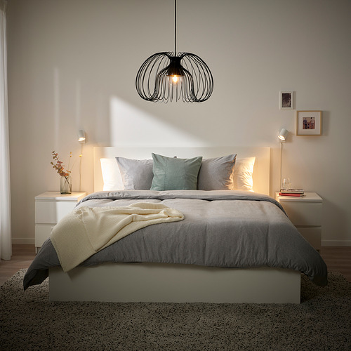 Dormitorio moderno con cama gris, ropa de cama blanca y lámpara colgante KALLFRONT.