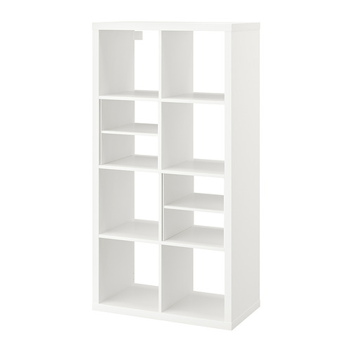 Una estantería KALLAX blanca, un mueble modular fabricado en aglomerado y pintura acrílica, diseñado para un almacenamiento versátil.