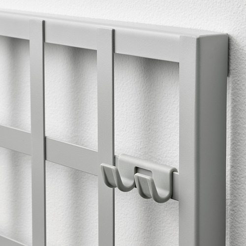 Un moderno organizador blanco con ganchos resistentes, diseñado para el montaje en la pared. Tiene bordes elegantes y un acabado de alta calidad, que ofrece un almacenamiento práctico.