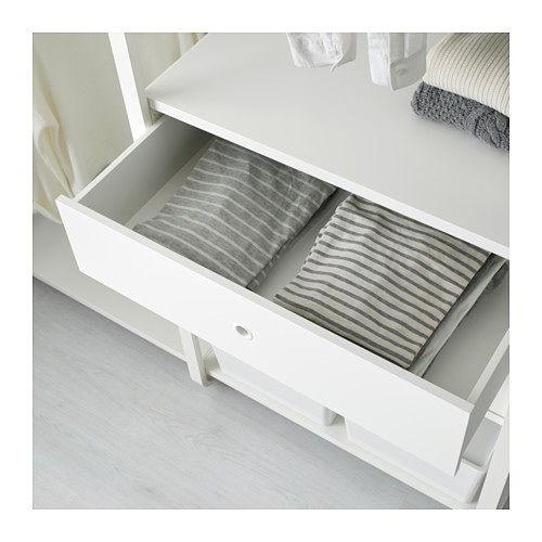 Cajón blanco abierto con toallas a rayas, mecanismo de cierre suave visible.