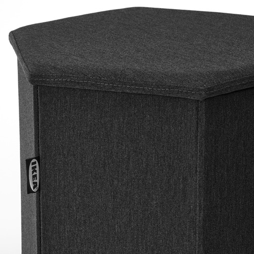 Muebles tapizados en color negro de líneas limpias y detalles cosidos. Etiqueta de IKEA visible, que indica diseño de alta calidad y durabilidad.