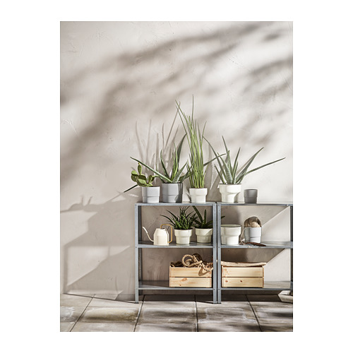 Soporte de plantas interior/exterior con 3 estantes y plantas.