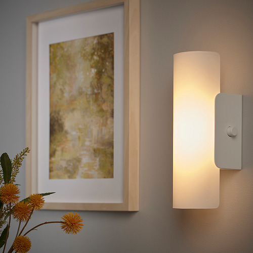 La lámpara de pared con pantalla de vidrio esmerilado emite una luz suave y regulable, adecuada para baños.