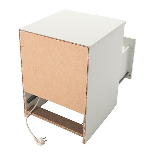 Armario blanco con cajón abierto, dejando al descubierto la estructura interior y el cordón. Ideal para ocultar dispositivos electrónicos y estaciones de carga.