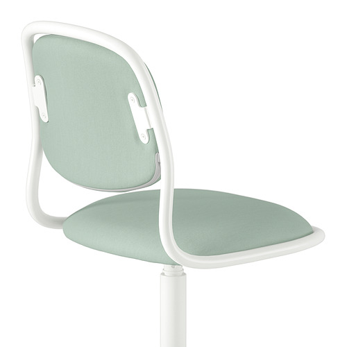 Una silla de escritorio para niños con marco blanco y asiento y respaldo de tela verde pálido. La silla está diseñada para la comodidad y la calidad.