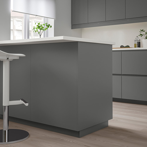 Moderna isla de cocina FÖRBÄTTRA gris con un diseño elegante, con encimera blanca y taburete de bar blanco, colocada cerca del suelo de madera clara.