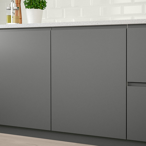 Cocina moderna con armarios VOXTORP gris oscuro. Las asas integradas se combinan a la perfección para una apariencia elegante.