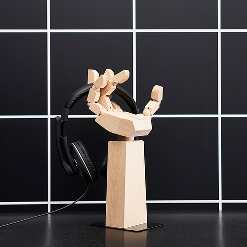 Soporte de escritorio de madera LÅNESPELARE en color natural con auriculares negros. Diseño elegante y minimalista.