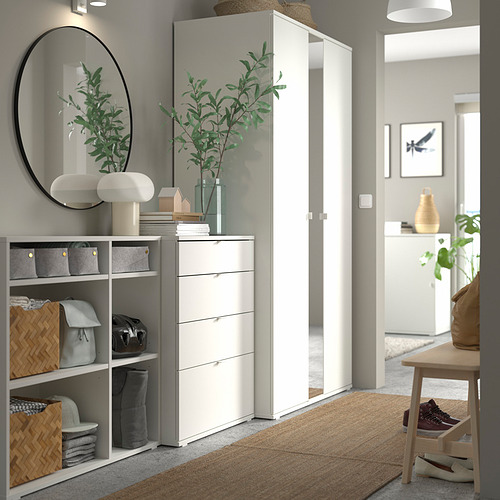 Entrada minimalista con almacenaje VIHALS de ikea, estanterías, cajones, armario con espejo, cestas, plantas y banco.