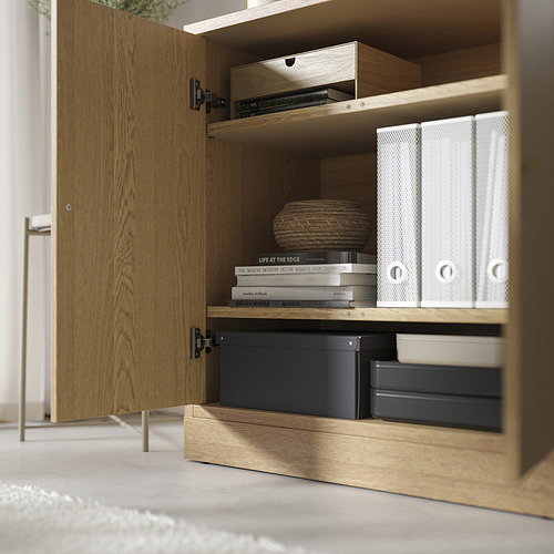 Armario de almacenamiento de madera con estantes que contienen carpetas y cajas, que destaca por su diseño de almacenamiento espacioso y personalizable.