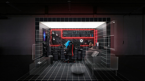 Configuración de juego alámbrica con escritorio, silla, monitor y accesorios. Fondo oscuro con acentos rojos. Diseño renderizado en 3D.