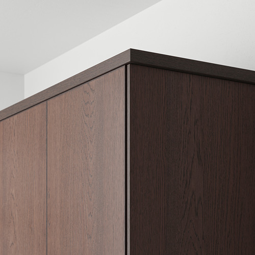 Primer plano de los frentes de los armarios de cocina de madera oscura con molduras de roble, que muestran un diseño moderno y artesanía.
