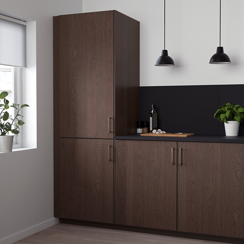 Cocina moderna con gabinetes SINARP de madera oscura, diseño elegante. Mueble alto junto a muebles bajos, lámparas colgantes minimalistas.