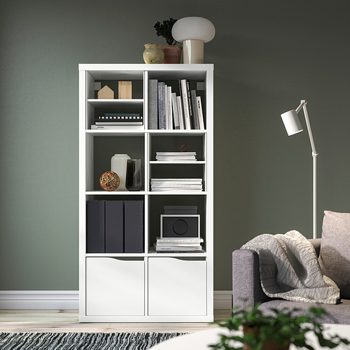Estantería KALLAX con decoración. Silla gris, lámpara. Casa moderna.