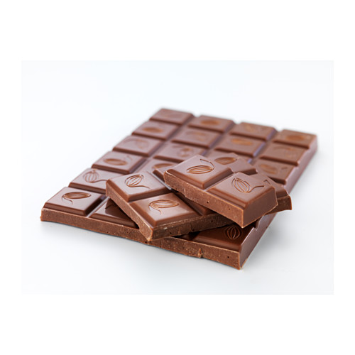 Tabletas de chocolate apiladas, suaves y cremosas, con trozos de avellana visibles.
